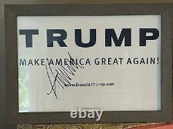 Donald Trump a signé un panneau de campagne 'Make America Great Again' encadré de façon rustique de 13x19 pouces.