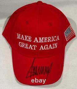 Donald Trump a signé une casquette MAGA avec une dédicace, COA inclus.