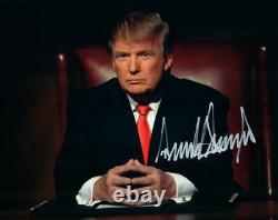 Donald Trump a signé une photo 8x10 + COA