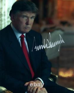 Donald Trump a signé une photo 8x10 autographiée avec un certificat d'authenticité.