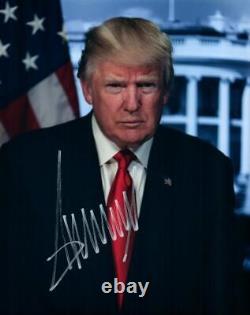 Donald Trump a signé une photo 8x10 avec un certificat d'authenticité