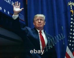 Donald Trump a signé une photo 8x10 avec une dédicace incluant un certificat d'authenticité (COA)
