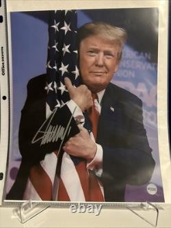 Donald Trump a signé une photo 8x10 en train de serrer le drapeau américain avec certificat d'authenticité