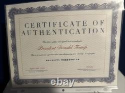 Donald Trump a signé une photo 8x10 en train de serrer le drapeau américain avec certificat d'authenticité