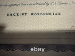 Donald Trump a signé une photo 8x10 en train de serrer le drapeau américain avec certificat d'authenticité