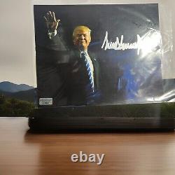 Donald Trump a signé une photo 'Sourire et Saluer' certifiée avec un COA