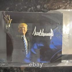 Donald Trump a signé une photo 'Sourire et Saluer' certifiée avec un COA