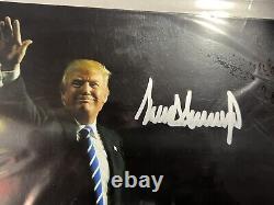 Donald Trump a signé une photo 'Sourire et Saluer' certifiée avec un COA