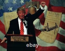 Donald Trump a signé une photo autographiée de 8x10 + COA