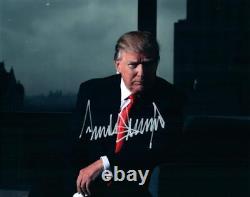 Donald Trump a signé une photo de 8x10 avec un certificat d'authenticité, une superbe image autographiée.