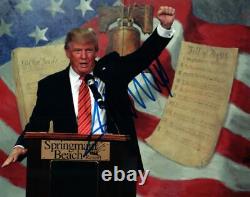 Donald Trump a signé une photo de 8x10 pouces avec une photo autographiée et un certificat d'authenticité (COA).