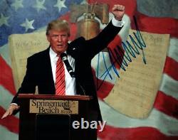 Donald Trump a signé une photo dédicacée de 8x10 pouces avec un certificat d'authenticité.