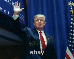 Donald Trump a signé une photo dédicacée vraiment jolie de format 8x10 avec un certificat d'authenticité