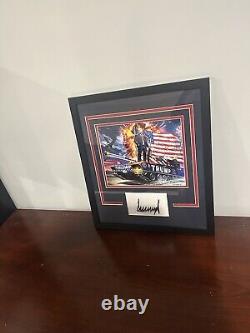 Donald Trump a signé une photo encadrée avec une coupe autographiée POTUS JSA COA
