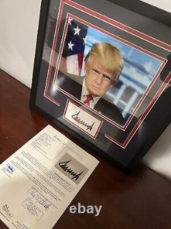 Donald Trump a signé une photo encadrée avec une dédicace et une signature découpée auto POTUS JSA LOA