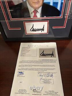 Donald Trump a signé une photo encadrée avec une dédicace et une signature découpée auto POTUS JSA LOA