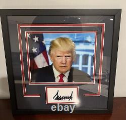 Donald Trump a signé une photo encadrée avec une dédicace et une signature découpée auto POTUS JSA LOA