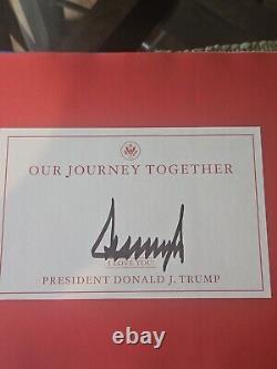 Donald Trump signe un livre dédicacé de notre voyage ensemble, signature autographée.