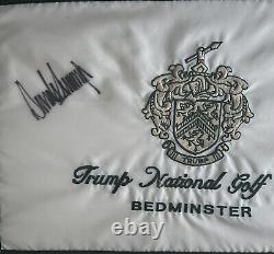 Drapeau de golf signé par Donald J Trump (45/47 POTUS) Trump National Golf Club MAGA