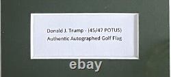 Drapeau de golf signé par Donald J Trump (45/47 POTUS) Trump National Golf Club MAGA