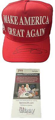 Eric Trump a signé un autographe sur le chapeau authentique 'Make America Great Again' (MAGA) fabriqué aux États-Unis.