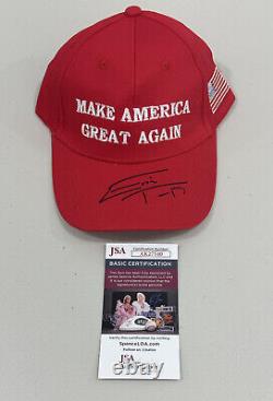 Eric Trump a signé une casquette 'Make America Great Again' autographiée par le fils du président avec un certificat d'authenticité de JSA