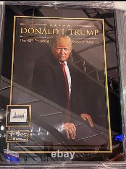 Grande photo encadrée du président Donald J Trump avec une plaque de livre dédicacée