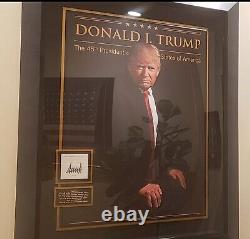 Grande photo encadrée du président Donald J Trump avec une plaque de livre dédicacée