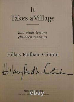 Hillary Rodham Clinton Signé IL Faut Un Livre De Village 1ère Édition Donald Trump