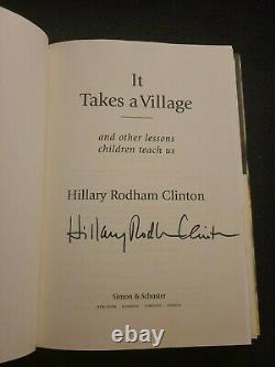 Hillary Rodham Clinton Signé IL Faut Un Livre De Village 1ère Édition Trump Prez