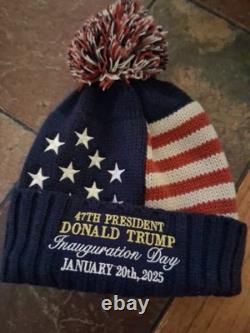 Invitation signée de Donald Trump très rare et chapeau en tricot du jour de l'inauguration