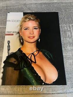 Ivanka Trump a signé une photo 5x7 avec COA