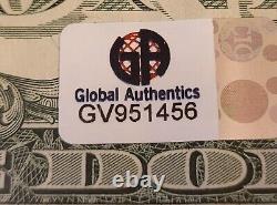 La signature de Donald Trump avec un stylo en peinture dorée sur un billet de 1 milliard de dollars certifié par Global Authentics.