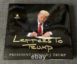 Le PRÉSIDENT Donald Trump a SIGNÉ des Lettres au livre de Trump