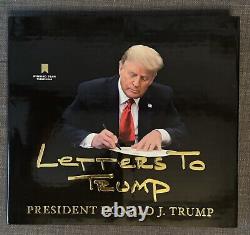 Le PRESIDENT Donald Trump a SIGNE le livre de lettres à Trump