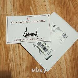 Le Président Donald J. Trump A Signé À La Main Une Plaque De Livre Avec Notre Journey Together Book