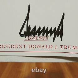 Le Président Donald J. Trump A Signé À La Main Une Plaque De Livre Avec Notre Journey Together Book