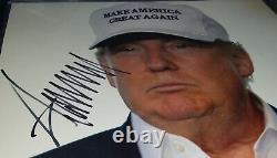 Le Président Donald Trump A Signé 11x14 Maga Photo Autographe Jsa Loa