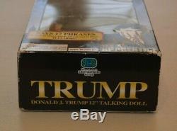 Le Président Donald Trump A Signé 12 Poupées Parlantes Dans Une Boîte L'apprenti Autographié