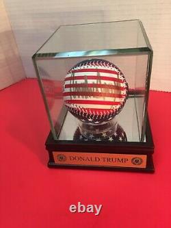 Le Président Donald Trump A Signé Le Baseball Des États-unis