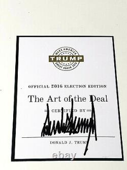 Le Président Donald Trump A Signé Le Livre L’art De L’accord Officiel 2016 Élection