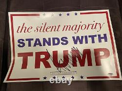 Le Président Donald Trump A Signé Un Signe De Rassemblement De Campagne Silent Majority Coa Psa/dna