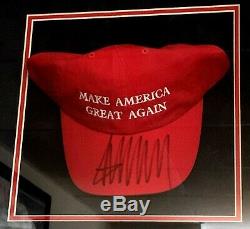 Le Président Donald Trump Framed Signé Autographed Baseball & Maga Hat Psa / Adn Loa