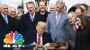 Le Président Donald Trump Signe L’accord Commercial Usmca Dans La Loi C’est Une Victoire Colossale Nbc Nouvelles