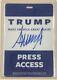 Le Président Donald Trump Signé Press Badge D'accès Jsa Loa Téméraire Auto Autograph