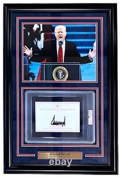 Le Président Donald Trump a signé un encart de livre encadré avec une photo d'inauguration de 11x14 PSA