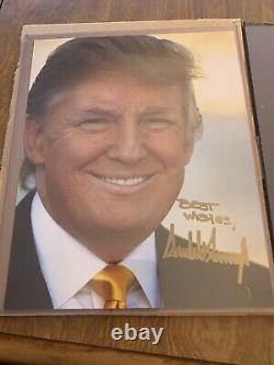Le Président Trump A Signé La Photo