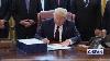 Le Président Trump Signe Un Projet De Loi Sur L’allégement Économique Du Coronavirus
