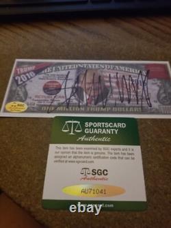Le président DONALD TRUMP a signé le projet de loi sur l'argent Trump de 2016 MAGA SGC coa/hologramme MINT