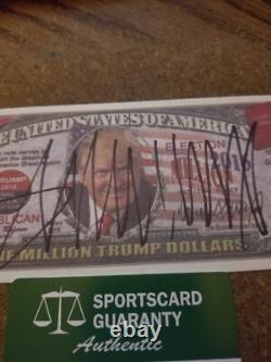 Le président DONALD TRUMP a signé le projet de loi sur l'argent Trump de 2016 MAGA SGC coa/hologramme MINT